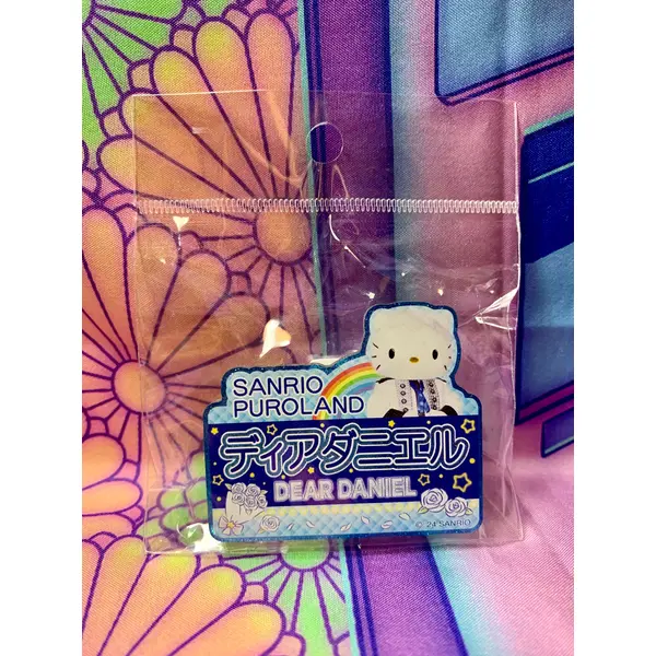 Badge - Dear Daniel - Sanrio Puroland 2023 - Comme neuf (2)